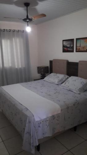 Ένα ή περισσότερα κρεβάτια σε δωμάτιο στο Casa agradável com piscina