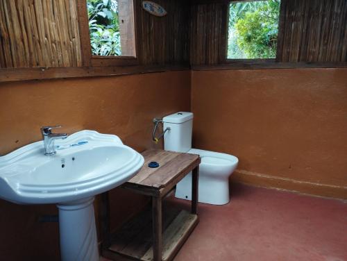 Bilik mandi di Chambres d'hôtes Villa Les Orchidées Chez Ago
