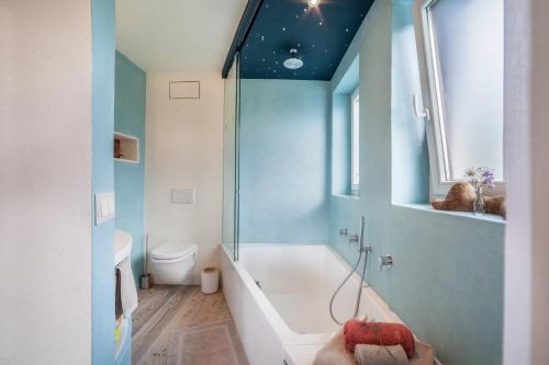 a bathroom with a tub and a shower and a toilet at Apartment Belvedere in Caines