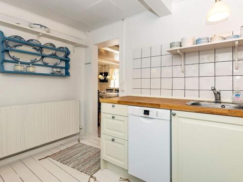 Virtuvė arba virtuvėlė apgyvendinimo įstaigoje 4 person holiday home in Marstal