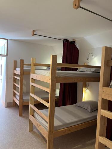 un groupe de lits superposés dans une pièce dans l'établissement L'Ermitage, à Annonay