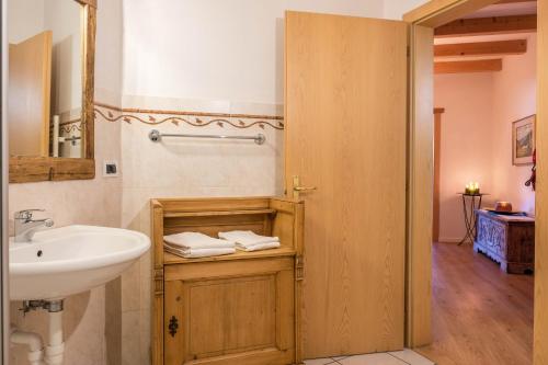 トローデナにあるLotschenhof Apt Margeriteの洗面台、鏡、トイレ付きのバスルーム