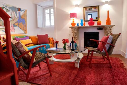 - un salon avec un canapé et une table dans l'établissement Vila Branca Guesthouse - Palacete, à Figueira da Foz