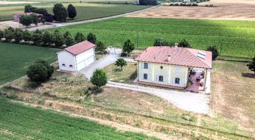 eine Luftansicht eines Hauses auf einem Feld in der Unterkunft Affittacamere di Andrea Bertolino Argelato in Argelato