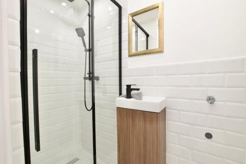 Kúpeľňa v ubytovaní Premium Apartment by Hi5 - Central Cute Studio