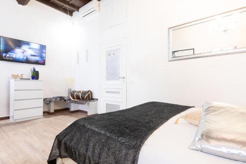 een witte slaapkamer met een bed met een zwarte deken bij Silver Suite Trevi Fountain - Top Collection in Rome