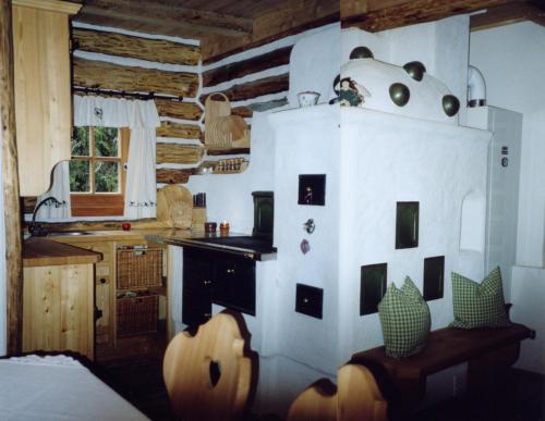 Virtuvė arba virtuvėlė apgyvendinimo įstaigoje Almhütte Badstube