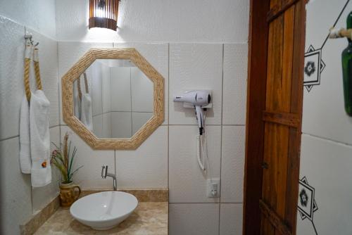 a bathroom with a sink and a mirror at Casa do velejador in Barra Grande