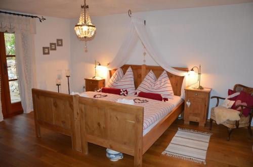 1 dormitorio con 1 cama grande de madera con dosel en Ferienhaus Moarhofstöckl Weiz en Weiz