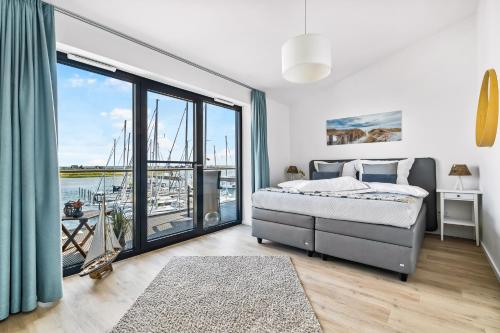 海利根港的住宿－Hafenquartier No5，一间卧室设有一张床和一个大窗户