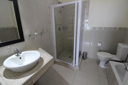 La salle de bains est pourvue d'un lavabo, d'une douche et de toilettes. dans l'établissement Saints View Resort Unit 10, à Uvongo Beach