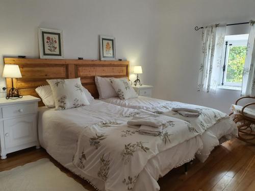 Schlafzimmer mit einem großen Bett mit einem Kopfteil aus Holz in der Unterkunft Vicario etxea in Concha