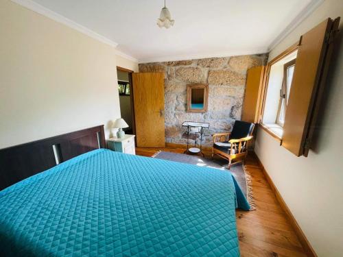 - une chambre avec un lit bleu dans l'établissement Casa do Tapadinho, à Ribeira de Pena