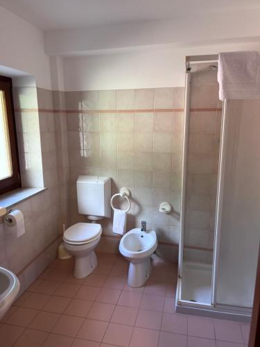 ein Bad mit einem WC und einer Dusche in der Unterkunft Al Friuli in Nimis