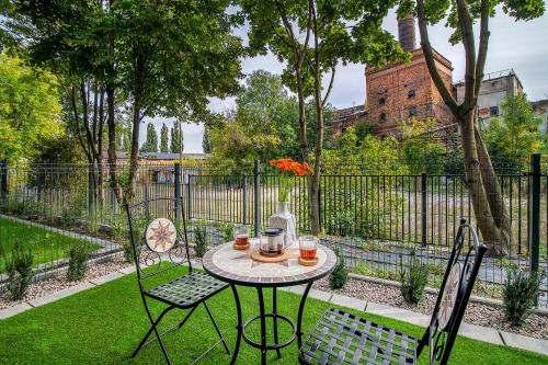 Κήπος έξω από το EASY RENT Apartments - WETTERA, Free Parking, Stare Miasto, 24h Check-in