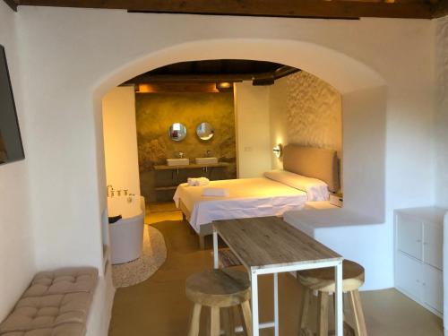 um quarto de hotel com duas camas e um lavatório em Casa Cueva El Naranjo Rocabella em El Chorro