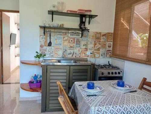 Kailua apartamentos e suítesにあるキッチンまたは簡易キッチン