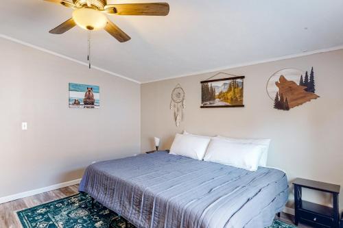 una camera con letto e ventilatore a soffitto di Resting Wildflower a Gunnison