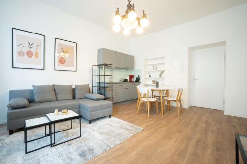 Posedenie v ubytovaní Spacious apartment with huge shared terrace and grill located between city centre and Donau river