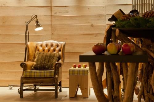 a living room with a chair and a table with apples at Das Vesper in Sprockhövel