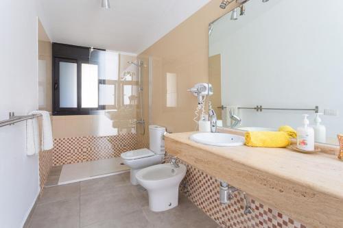 ein Bad mit einem WC und einem Waschbecken in der Unterkunft 3h La Quinta - Wonderful 4 Bed Villa Wth Pool in San Miguel de Abona