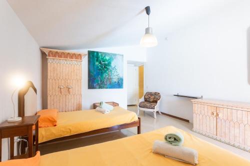 サンミゲル・デ・アボナにある1327 Lq Heights 1327 La Quinta Heights - Stunning 6 Bed Villaのホテルルーム ベッド2台&椅子付