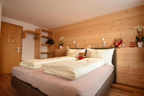 una camera da letto con un letto con un orsacchiotto sopra di Hotel Terminus a Küblis