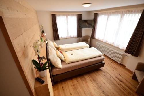a living room with a couch and two windows at Hotel Terminus in Küblis