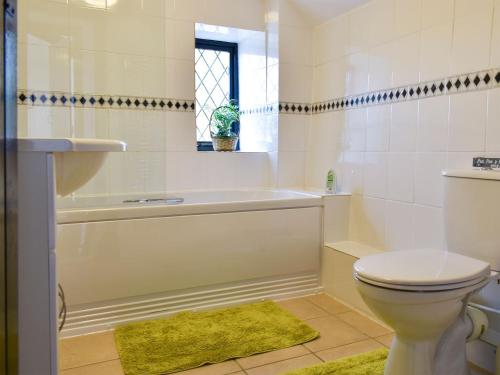 A bathroom at Barn Court Cottage