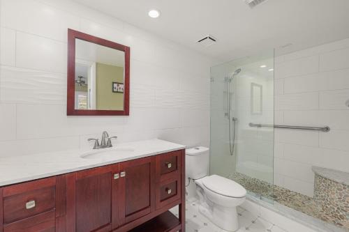 een badkamer met een toilet, een wastafel en een douche bij Ocean Village Club K12, 2 Bedrooms, Sleeps 4, Heated Pool, WiFi in St. Augustine