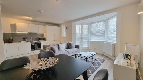 un soggiorno con divano e tavolo di Roomspace Serviced Apartments - Kew Bridge Court a Londra