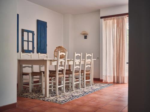 a dining room with a table and chairs at Quinta Dos Anjos in Santarém