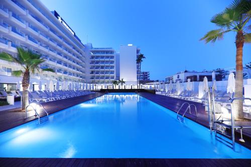 Πισίνα στο ή κοντά στο Iberostar Waves Bahía de Palma - Adults Only