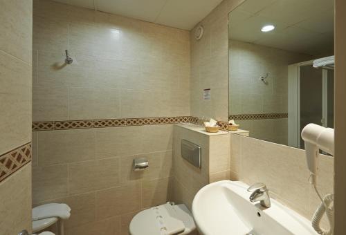 Ένα μπάνιο στο Hotel Abat Cisneros Montserrat