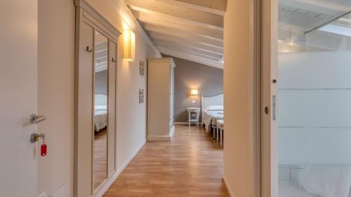 un pasillo con una puerta que conduce a un dormitorio en Cascina Volta en Brescia