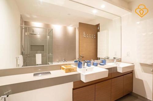 杜拜的住宿－Keysplease 2 BR minutes to Dubai Mall 408, City Walk，一间带两个盥洗盆和大镜子的浴室