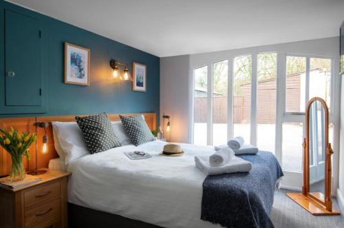 ein Schlafzimmer mit einem großen Bett mit Handtüchern darauf in der Unterkunft Lakeview Manor in Dunkeswell