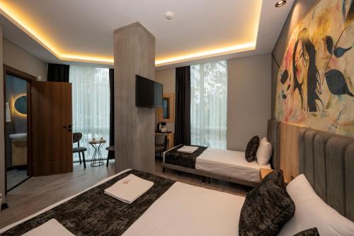 Habitación de hotel con cama y TV en Comfort Point Hotel en Estambul