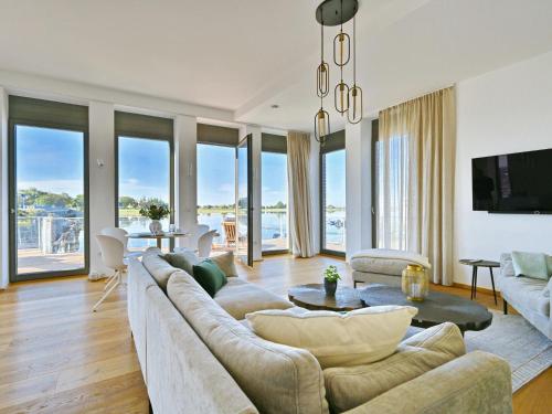 a living room with a large couch and a table at Ferienappartement AM LEUCHTTURM in Mursewiek