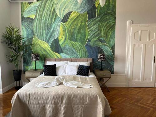 Un pat sau paturi într-o cameră la OrangeHomes Panthera Luxury Apartment
