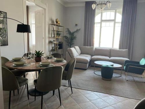 Posedenie v ubytovaní OrangeHomes Panthera Luxury Apartment