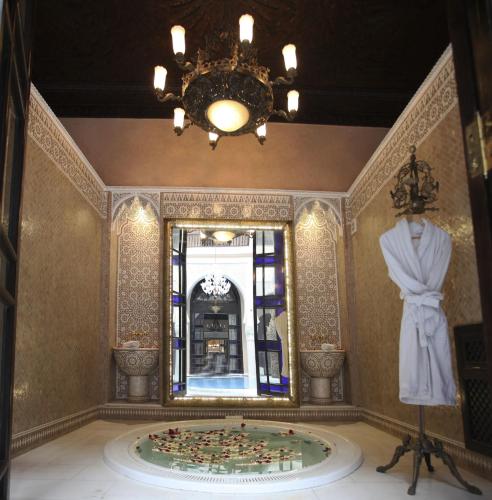 a dressing room with a mirror and a mannequin at Palais Shéhérazade & Spa in Fès