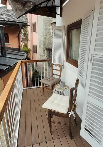 a patio with two chairs and a table on a balcony at Al vicolo del Gallo MONOLOCALE in Varallo