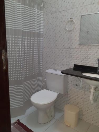 a bathroom with a toilet and a sink at Meu Cantinho na Praia do Frances in Marechal Deodoro
