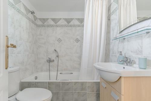 łazienka z wanną, umywalką i toaletą w obiekcie Optasia Naxos Center 2 bedroom New Apartment w mieście Naksos