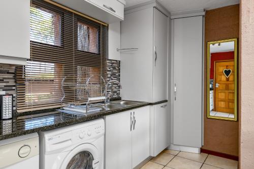 サウスブルームにあるSan Lameer Villa 10412 - 1 Bedroom Classic - 2 pax - San Lameer Rental Agencyのキッチン(洗濯機、シンク付)