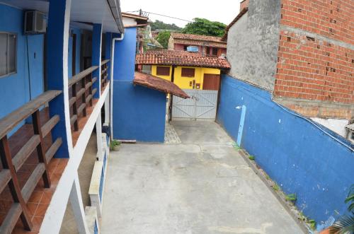 an alleyway between two buildings with blue and yellow at Suítes good trip itacare in Itacaré