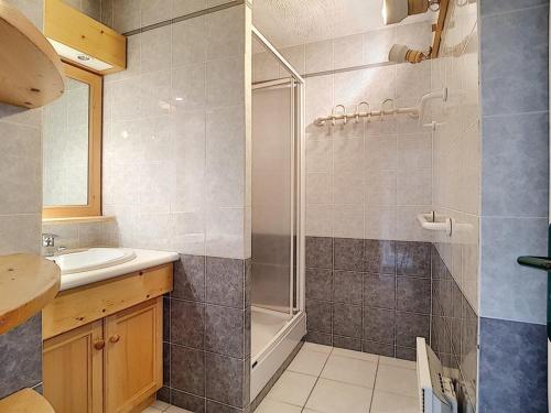 une salle de bain avec douche et lavabo dans l'établissement Appartement 2 pièces · Ski aux pieds · Balcon sud · 6 pers · Centre station - FR-1-344-464, aux Menuires