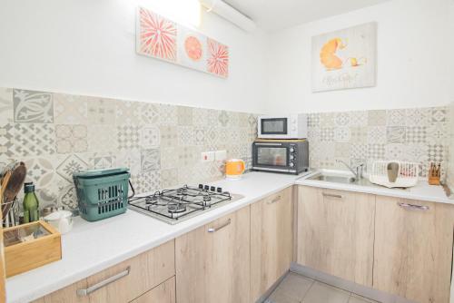Cuina o zona de cuina de Central villa flatlet with pool - free parking and WiFi