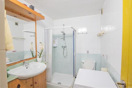 a bathroom with a shower and a sink and a toilet at Central villa flatlet with pool - free parking and WiFi in Lija